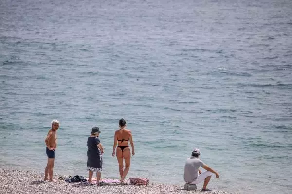 KONYAALTI SAHİLİ, TAM KAPANMADA TURİSTE KALDI KONYAALTI SAHİLİ, TAM KAPANMADA TURİSTE KALDI