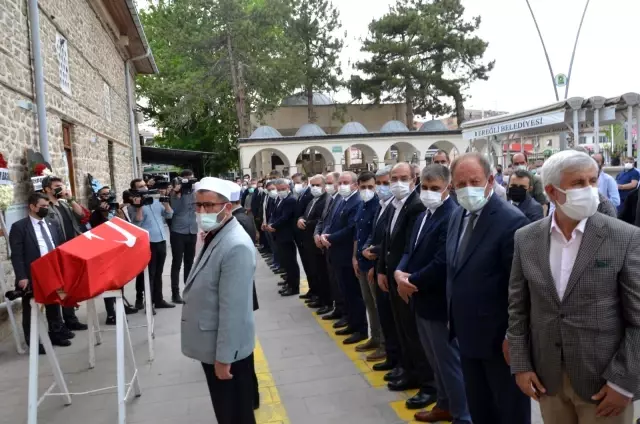 Korona virüsten hayatını kaybeden eski AK Parti Milletvekili Uysal son yolculuğuna uğurlandı Korona virüsten hayatını kaybeden eski AK Parti Milletvekili Uysal son yolculuğuna uğurlandı