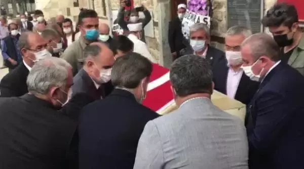 Eski AK Parti Karabük Milletvekili Burhanettin Uysal'ın cenazesi toprağa verildi Eski AK Parti Karabük Milletvekili Burhanettin Uysal'ın cenazesi toprağa verildi