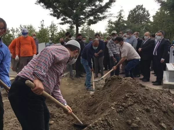 Eski AK Parti Karabük Milletvekili Burhanettin Uysal'ın cenazesi toprağa verildi Eski AK Parti Karabük Milletvekili Burhanettin Uysal'ın cenazesi toprağa verildi