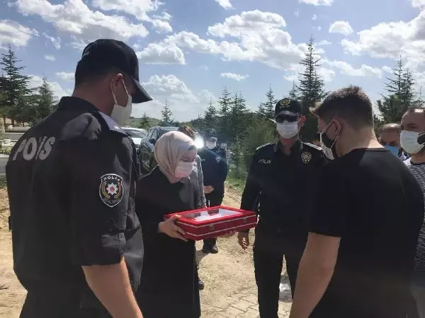 Koronavirüsten ölen polis memuru toprağa verildi Koronavirüsten ölen polis memuru toprağa verildi