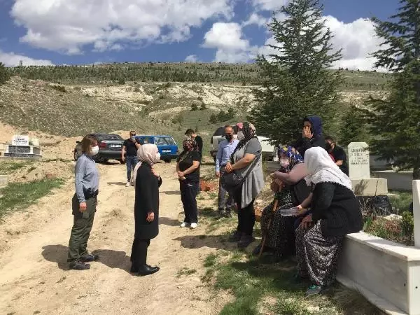 Koronavirüsten ölen polis memuru toprağa verildi Koronavirüsten ölen polis memuru toprağa verildi