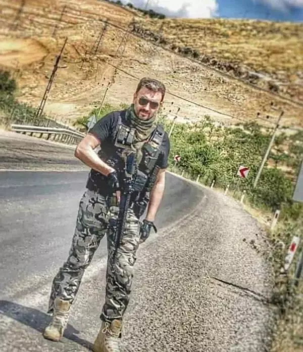 Koronavirüsten ölen polis memuru toprağa verildi Koronavirüsten ölen polis memuru toprağa verildi