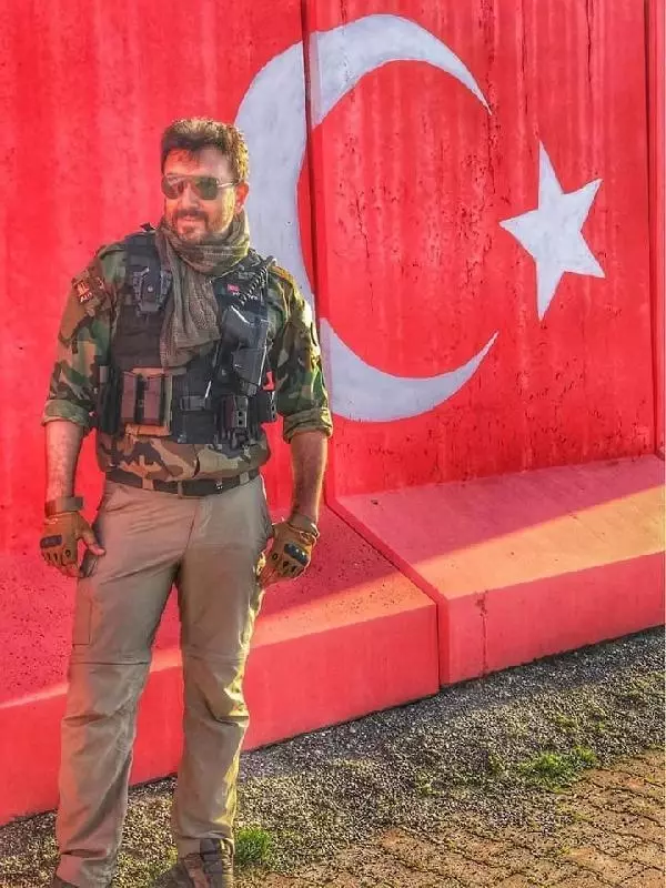 Koronavirüsten ölen polis memuru toprağa verildi Koronavirüsten ölen polis memuru toprağa verildi