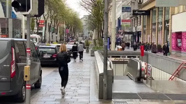 Kovid-19 nedeniyle bir ay kapalı tutulan alışveriş merkezleri yeniden açıldı Kovid-19 nedeniyle bir ay kapalı tutulan alışveriş merkezleri yeniden açıldı