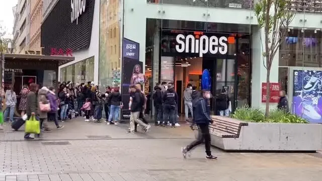Kovid-19 nedeniyle bir ay kapalı tutulan alışveriş merkezleri yeniden açıldı Kovid-19 nedeniyle bir ay kapalı tutulan alışveriş merkezleri yeniden açıldı