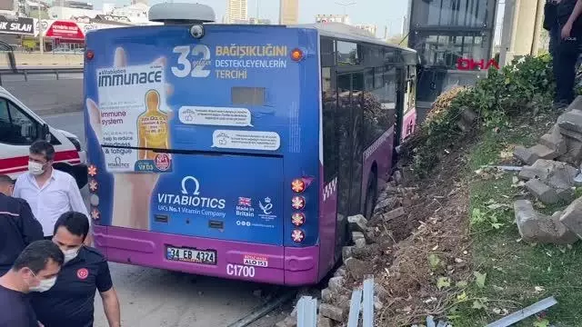 KOZYATAĞI D-100'DE İETT OTOBÜSÜ ÜST GEÇİTİN ASANSÖRÜNE ÇARPTI AKTÜEL KOZYATAĞI D-100'DE İETT OTOBÜSÜ ÜST GEÇİTİN ASANSÖRÜNE ÇARPTI AKTÜEL