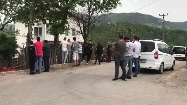 Son dakika haberi... Kuzeniyle oynadığı tüfeğin ateş almasıyla öldüğü iddia edilen çocuğun cenazesi defnedildi Son dakika haberi... Kuzeniyle oynadığı tüfeğin ateş almasıyla öldüğü iddia edilen çocuğun cenazesi defnedildi