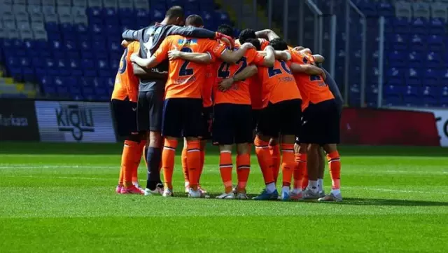Ligin alt sıralarını yakından ilgilendiren karşılaşmada Başakşehir, sahasında Ankaragücü'nü 2-1 mağlup etti Ligin alt sıralarını yakından ilgilendiren karşılaşmada Başakşehir, sahasında Ankaragücü'nü 2-1 mağlup etti