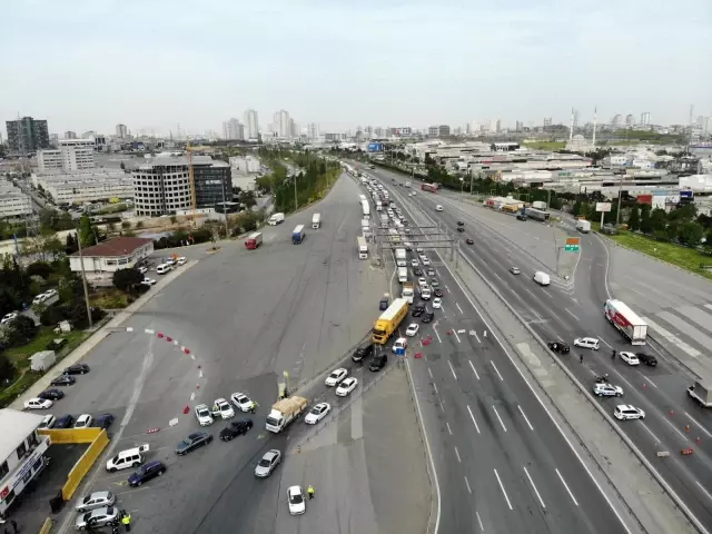 Bayrampaşa'da denetim noktasında araç kuyruğu oluştu Bayrampaşa'da denetim noktasında araç kuyruğu oluştu