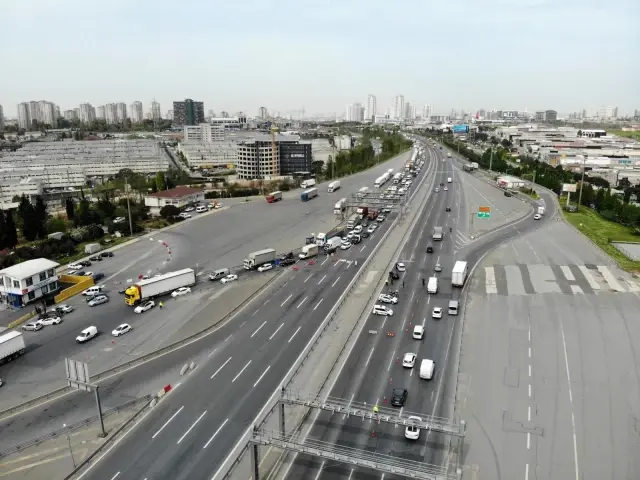 Bayrampaşa'da denetim noktasında araç kuyruğu oluştu Bayrampaşa'da denetim noktasında araç kuyruğu oluştu