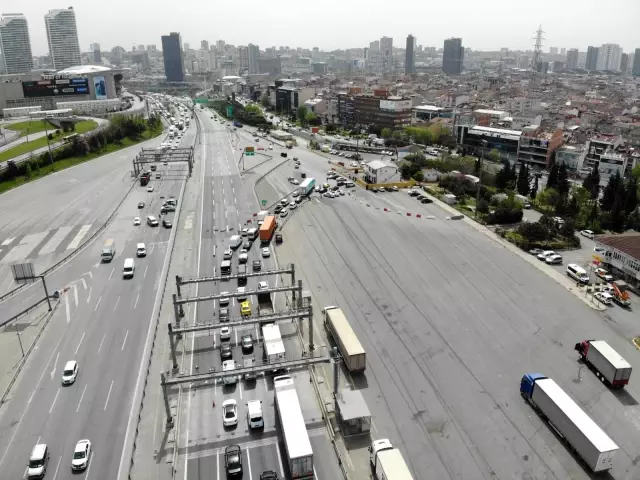 Bayrampaşa'da denetim noktasında araç kuyruğu oluştu Bayrampaşa'da denetim noktasında araç kuyruğu oluştu