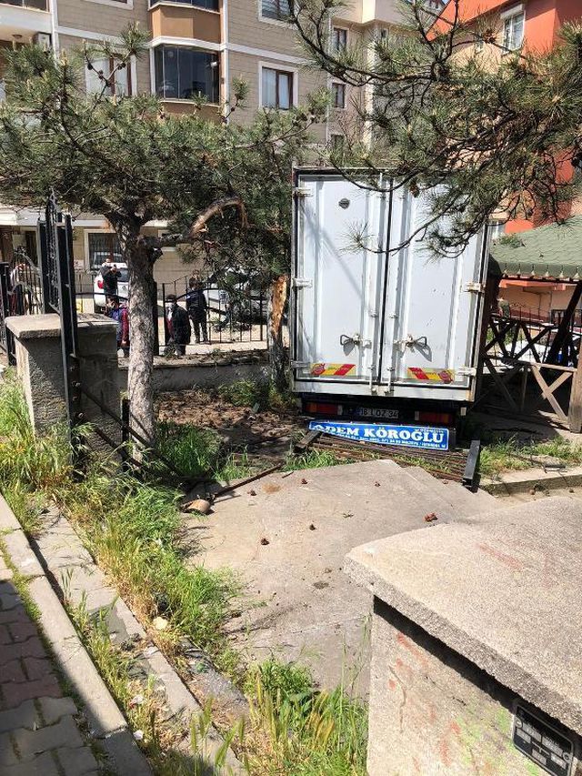 Çevredekiler canını zor kurtardı, Maltepe'de kontrolden çıkan kamyonet korku dolu anlar yaşattı