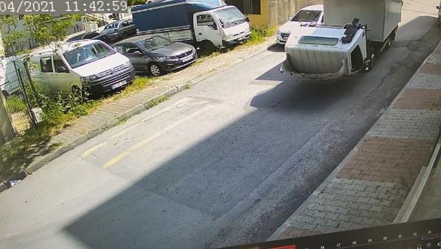 Çevredekiler canını zor kurtardı, Maltepe'de kontrolden çıkan kamyonet korku dolu anlar yaşattı