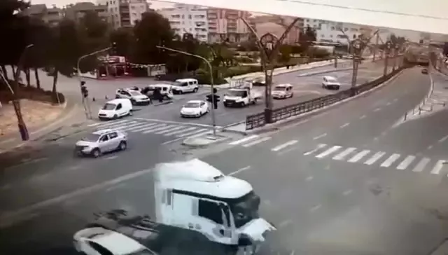 Son dakika 3. sayfa: Tır ile otomobilin çarpışması sonucu 2 kişinin yaralandığı kaza kamerada Son dakika 3. sayfa: Tır ile otomobilin çarpışması sonucu 2 kişinin yaralandığı kaza kamerada