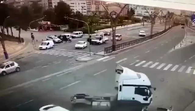 Son dakika 3. sayfa: Tır ile otomobilin çarpışması sonucu 2 kişinin yaralandığı kaza kamerada Son dakika 3. sayfa: Tır ile otomobilin çarpışması sonucu 2 kişinin yaralandığı kaza kamerada