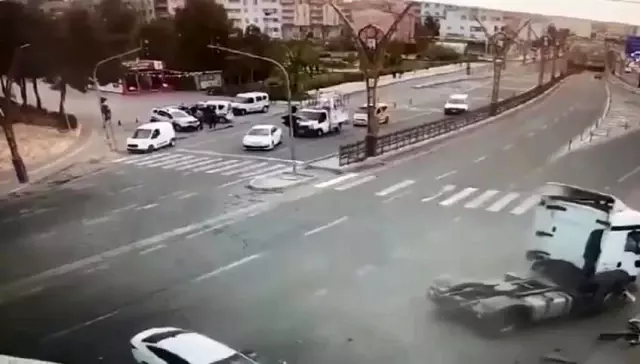 Son dakika 3. sayfa: Tır ile otomobilin çarpışması sonucu 2 kişinin yaralandığı kaza kamerada Son dakika 3. sayfa: Tır ile otomobilin çarpışması sonucu 2 kişinin yaralandığı kaza kamerada