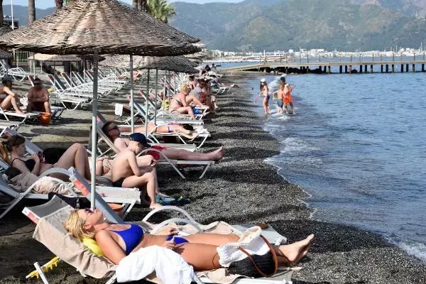 MUĞLA MARMARİS'E TURİSTLER DENİZ VE SESSİZLİĞİN KEYFİNİ ÇIKARDI MUĞLA MARMARİS'E TURİSTLER DENİZ VE SESSİZLİĞİN KEYFİNİ ÇIKARDI