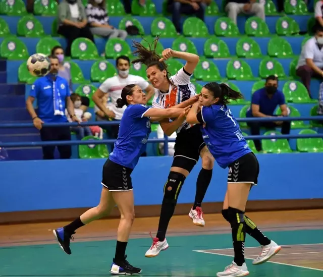 Mavi Kelebekler'den lidere çelme Mavi Kelebekler'den lidere çelme