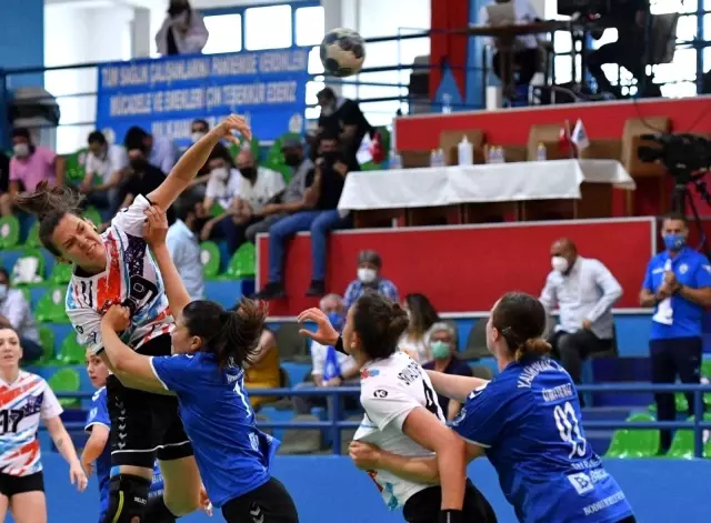 Mavi Kelebekler'den lidere çelme Mavi Kelebekler'den lidere çelme