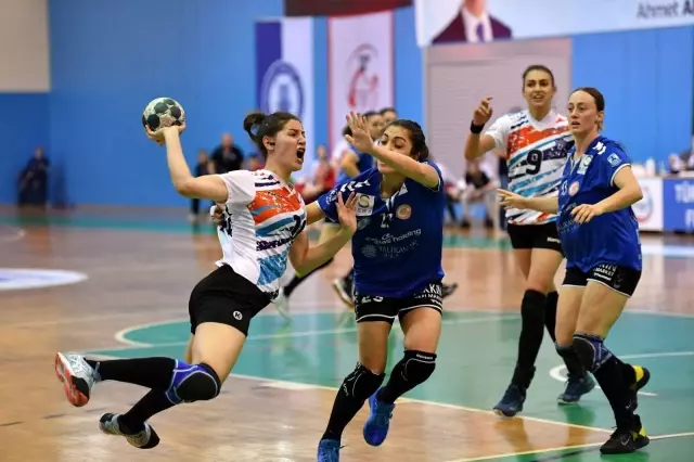 Mavi Kelebekler'den lidere çelme Mavi Kelebekler'den lidere çelme