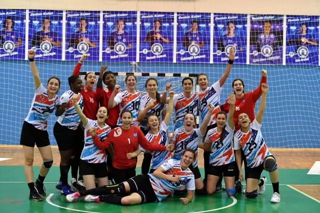 Mavi Kelebekler'den lidere çelme Mavi Kelebekler'den lidere çelme