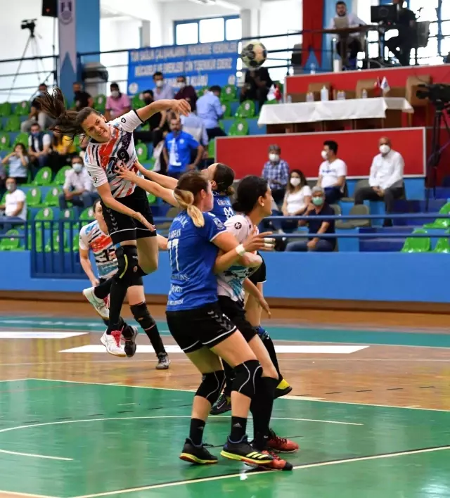Mavi Kelebekler'den lidere çelme Mavi Kelebekler'den lidere çelme