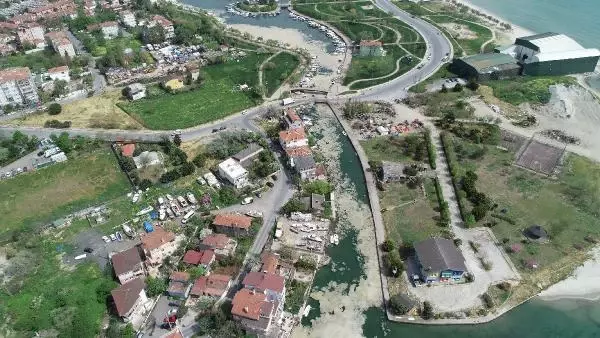 MENEKŞE DERESİ DENİZ SALYASI İLE KAPLANDI MENEKŞE DERESİ DENİZ SALYASI İLE KAPLANDI