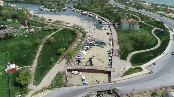 MENEKŞE DERESİ DENİZ SALYASI İLE KAPLANDI MENEKŞE DERESİ DENİZ SALYASI İLE KAPLANDI