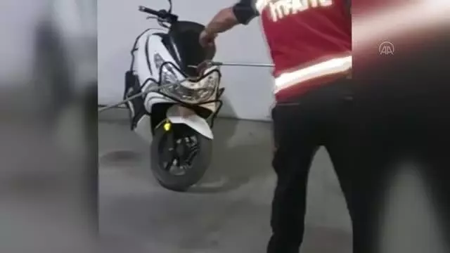 Motosikletin direksiyon kısmına giren engerek yılanı itfaiye ekiplerince çıkarıldı Motosikletin direksiyon kısmına giren engerek yılanı itfaiye ekiplerince çıkarıldı
