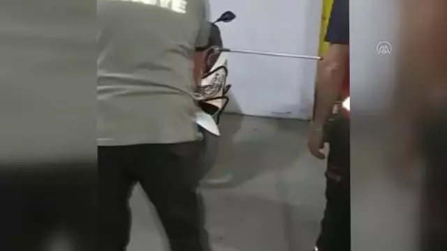 Motosikletin direksiyon kısmına giren engerek yılanı itfaiye ekiplerince çıkarıldı Motosikletin direksiyon kısmına giren engerek yılanı itfaiye ekiplerince çıkarıldı