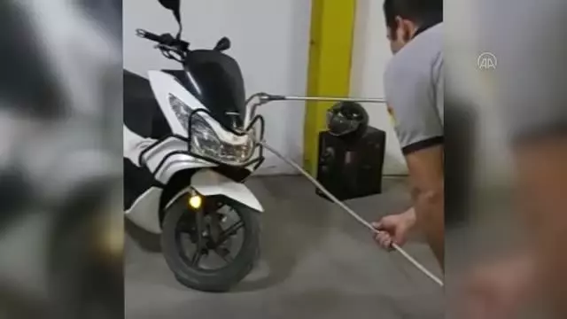 Motosikletin direksiyon kısmına giren engerek yılanı itfaiye ekiplerince çıkarıldı Motosikletin direksiyon kısmına giren engerek yılanı itfaiye ekiplerince çıkarıldı