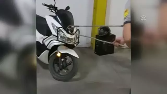 Motosikletin direksiyon kısmına giren engerek yılanı itfaiye ekiplerince çıkarıldı Motosikletin direksiyon kısmına giren engerek yılanı itfaiye ekiplerince çıkarıldı