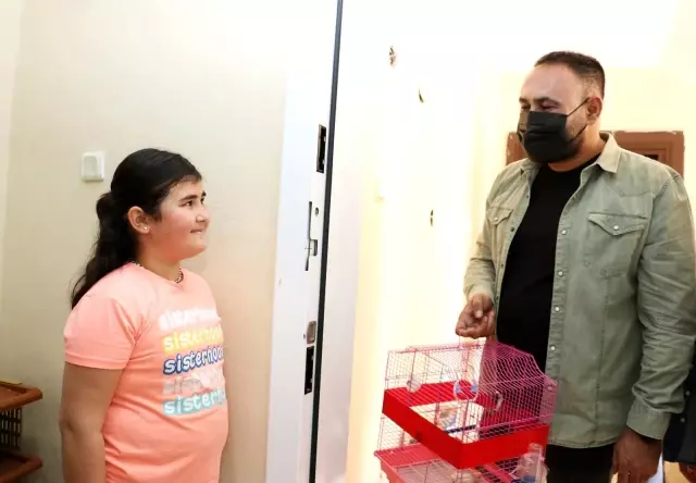 Muhabbet kuşu kaçan küçük Melisa'ya belediye başkanından sürpriz Muhabbet kuşu kaçan küçük Melisa'ya belediye başkanından sürpriz