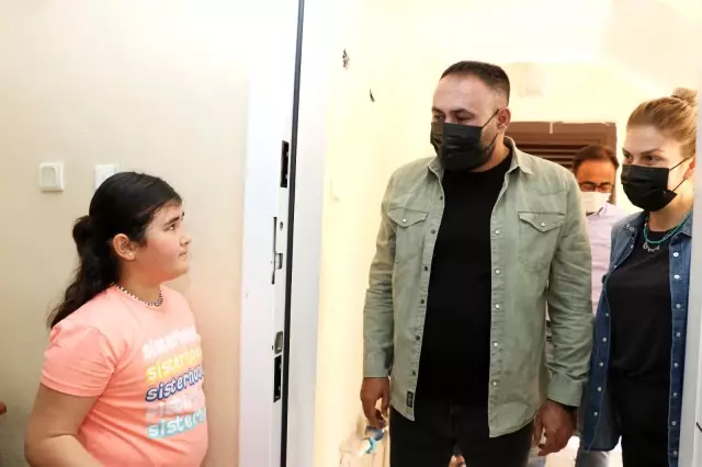 Muhabbet kuşu kaçan küçük Melisa'ya belediye başkanından sürpriz Muhabbet kuşu kaçan küçük Melisa'ya belediye başkanından sürpriz