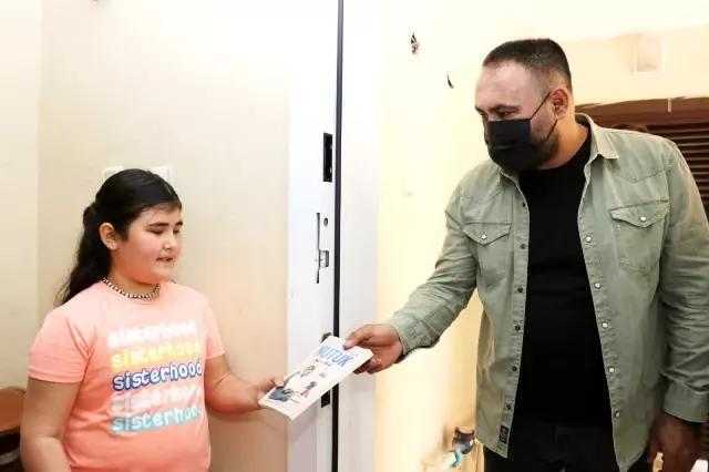 Muhabbet kuşu kaçan küçük Melisa'ya belediye başkanından sürpriz Muhabbet kuşu kaçan küçük Melisa'ya belediye başkanından sürpriz