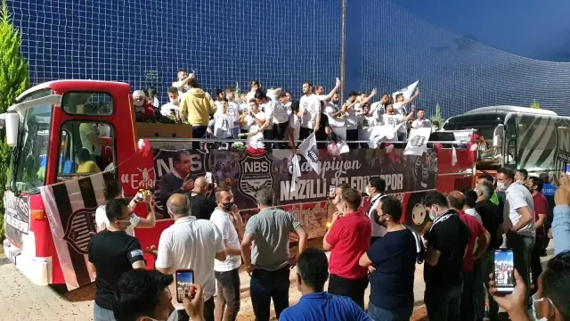 Nazilli Belediyespor, şampiyonluğu şehir turu atarak kutladı Nazilli Belediyespor, şampiyonluğu şehir turu atarak kutladı