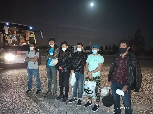 OSMANİYE'DE AFGANİSTAN UYRUKLU 9 KAÇAK GÖÇMEN YAKALANDI OSMANİYE'DE AFGANİSTAN UYRUKLU 9 KAÇAK GÖÇMEN YAKALANDI
