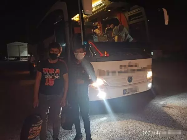 OSMANİYE'DE AFGANİSTAN UYRUKLU 9 KAÇAK GÖÇMEN YAKALANDI OSMANİYE'DE AFGANİSTAN UYRUKLU 9 KAÇAK GÖÇMEN YAKALANDI
