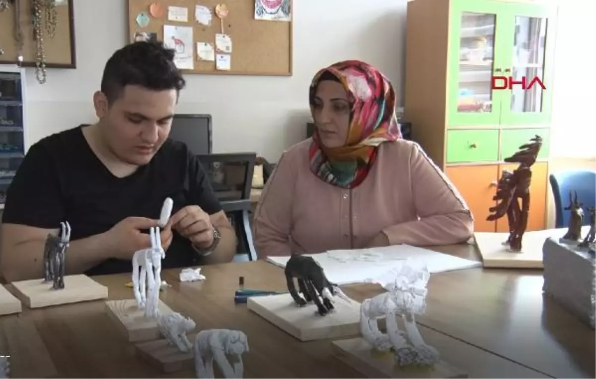 OTİZMLİ FATİH HAYAL GÜCÜYLE SANATA DOKUNDU; ENGELİ YÜZDE 70'E GERİLEDİ