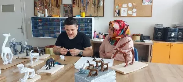 OTİZMLİ FATİH HAYAL GÜCÜYLE SANATA DOKUNDU; ENGELİ YÜZDE 70'E GERİLEDİ OTİZMLİ FATİH HAYAL GÜCÜYLE SANATA DOKUNDU; ENGELİ YÜZDE 70'E GERİLEDİ