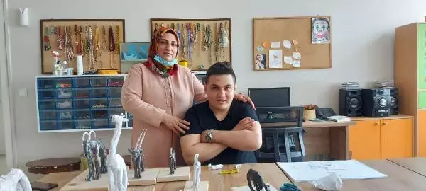 OTİZMLİ FATİH HAYAL GÜCÜYLE SANATA DOKUNDU; ENGELİ YÜZDE 70'E GERİLEDİ OTİZMLİ FATİH HAYAL GÜCÜYLE SANATA DOKUNDU; ENGELİ YÜZDE 70'E GERİLEDİ