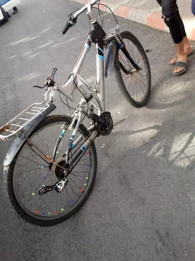 Otomobilin çarptığı bisikletli çocuk hayatını kaybetti Otomobilin çarptığı bisikletli çocuk hayatını kaybetti