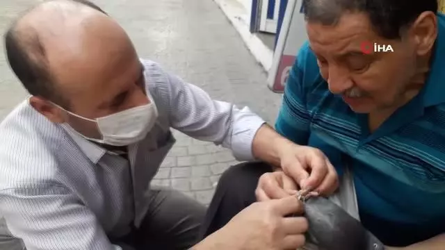 Özgürlüğüne kavuşturdular.. Ayağına ip dolanan kuşu vatandaşlar kurtardı Özgürlüğüne kavuşturdular.. Ayağına ip dolanan kuşu vatandaşlar kurtardı