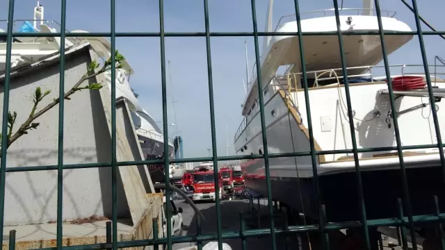 Pendik'te 20 metrelik yatta yangın paniği Pendik'te 20 metrelik yatta yangın paniği
