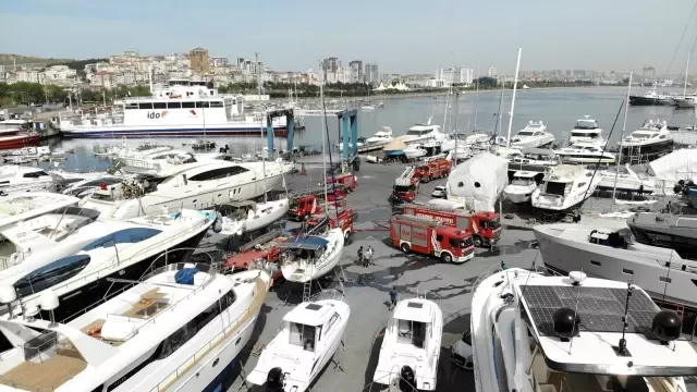 Pendik'te 20 metrelik yatta yangın paniği Pendik'te 20 metrelik yatta yangın paniği