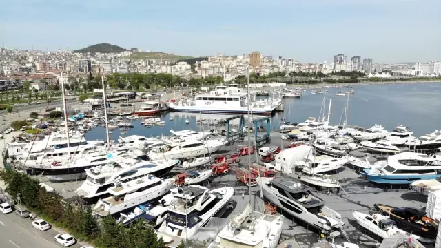 Pendik'te 20 metrelik yatta yangın paniği Pendik'te 20 metrelik yatta yangın paniği