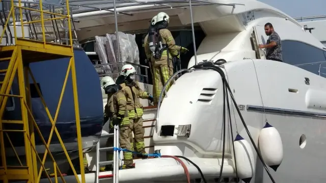 Pendik'te 20 metrelik yatta yangın paniği Pendik'te 20 metrelik yatta yangın paniği