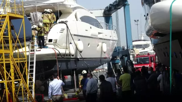 Pendik'te 20 metrelik yatta yangın paniği Pendik'te 20 metrelik yatta yangın paniği