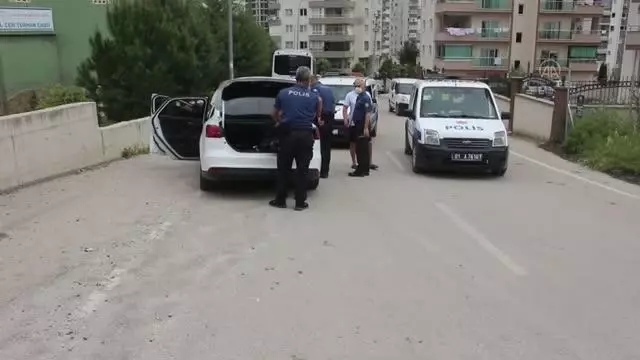 Polisin 'dur' ihtarına uymayarak kaçmaya çalışan 5 şüpheli cami avlusunda yakalandı Polisin 'dur' ihtarına uymayarak kaçmaya çalışan 5 şüpheli cami avlusunda yakalandı